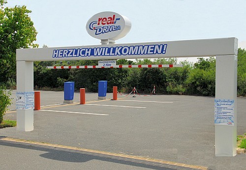 Zufahrtsportal REAL Drive-In Isernhagen 